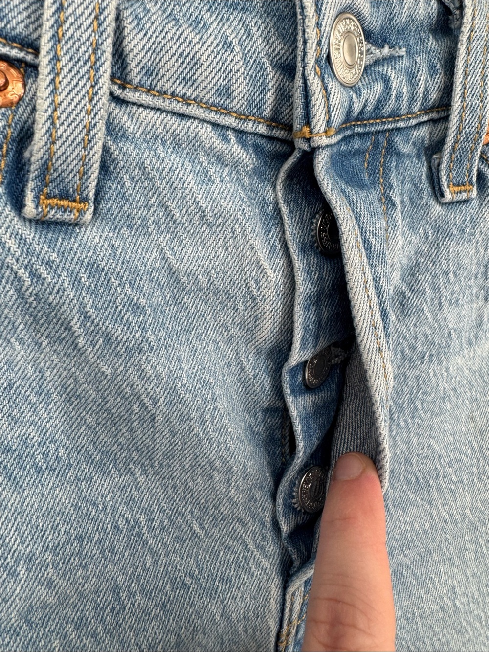 Levi's Women's Wedgie Fit Button Fly Denim Mom Shorts Size 26 Coastal Cowgirl - Picture 4 of 10
